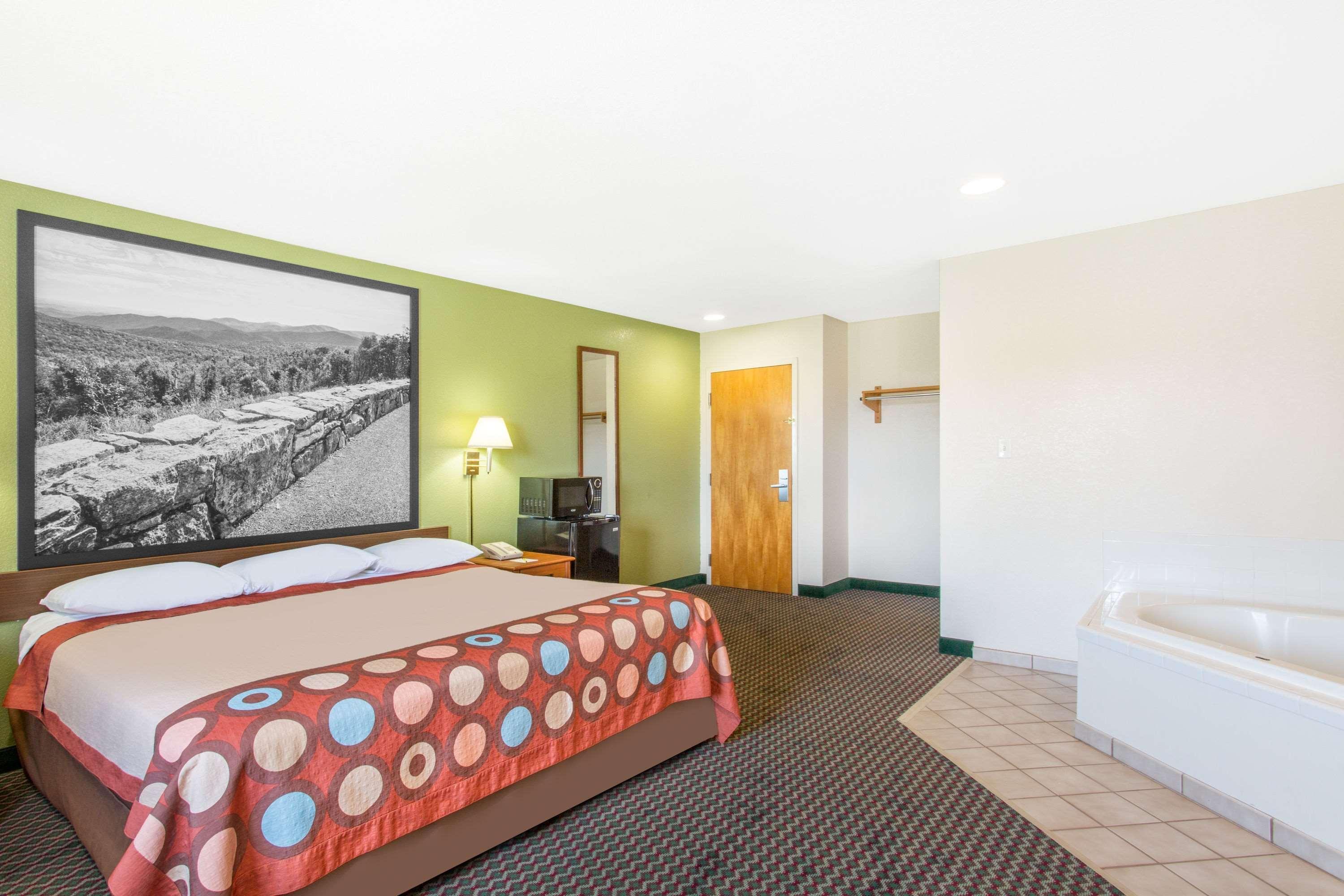 Super 8 By Wyndham Bedford Hotel Exterior photo
