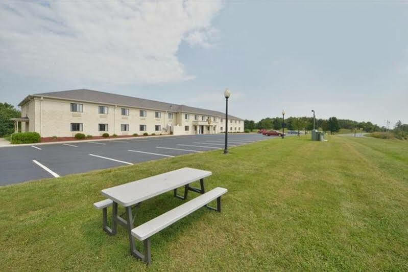 Super 8 By Wyndham Bedford Hotel Exterior photo